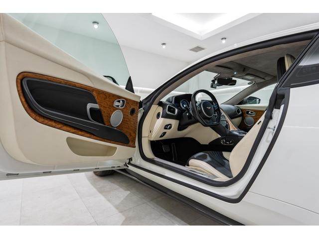 DB11 AMR 左H/カーボンファイバーエクステリア/プレミアムオーディオ/レッドキャリパー/カーボンファイバードアハンドル/カーボンファイバードアミラー/鍛造AMRホイール(6枚目)