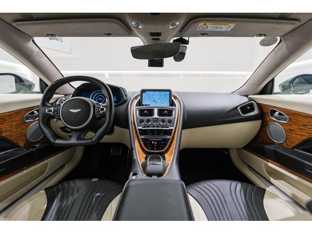 DB11 AMR 左H/カーボンファイバーエクステリア/プレミアムオーディオ/レッドキャリパー/カーボンファイバードアハンドル/カーボンファイバードアミラー/鍛造AMRホイール(8枚目)