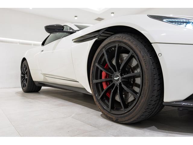 DB11 AMR 左H/カーボンファイバーエクステリア/プレミアムオーディオ/レッドキャリパー/カーボンファイバードアハンドル/カーボンファイバードアミラー/鍛造AMRホイール(21枚目)