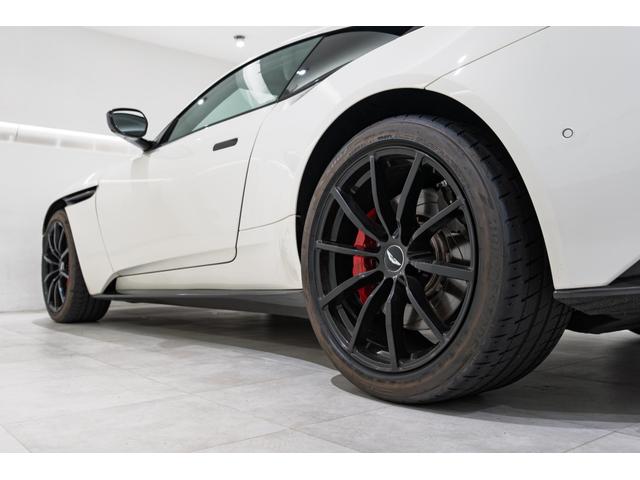 DB11 AMR 左H/カーボンファイバーエクステリア/プレミアムオーディオ/レッドキャリパー/カーボンファイバードアハンドル/カーボンファイバードアミラー/鍛造AMRホイール(22枚目)