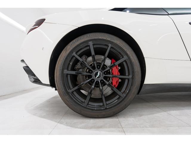 DB11 AMR 左H/カーボンファイバーエクステリア/プレミアムオーディオ/レッドキャリパー/カーボンファイバードアハンドル/カーボンファイバードアミラー/鍛造AMRホイール(23枚目)