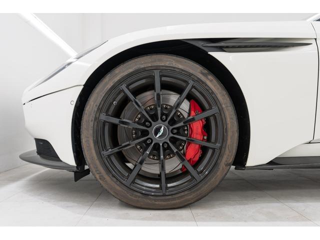 DB11 AMR 左H/カーボンファイバーエクステリア/プレミアムオーディオ/レッドキャリパー/カーボンファイバードアハンドル/カーボンファイバードアミラー/鍛造AMRホイール(24枚目)