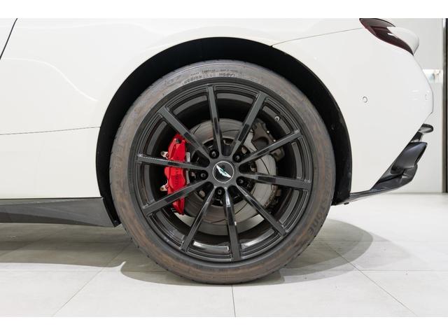 DB11 AMR 左H/カーボンファイバーエクステリア/プレミアムオーディオ/レッドキャリパー/カーボンファイバードアハンドル/カーボンファイバードアミラー/鍛造AMRホイール(25枚目)