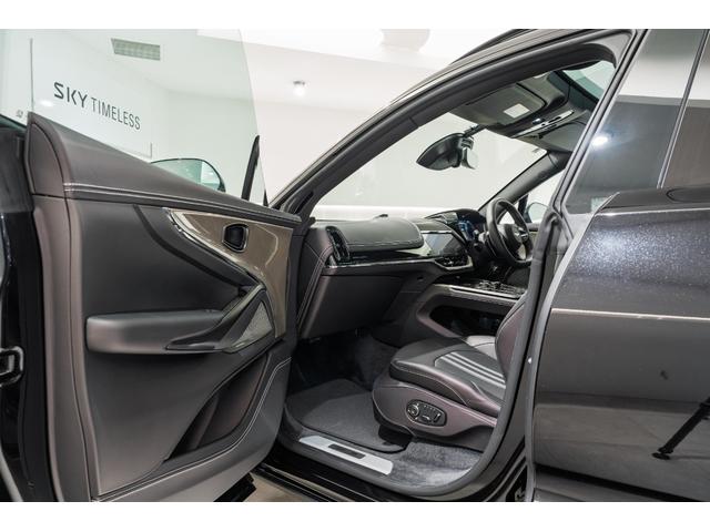 DBX 707 4WD マイナーチェンジ後モデル/カーボンエクステリアPKG/グロスブラックフロントグリル/スモークテールライト/ステアリングヒーター/B&Wスピーカー/ブロンズキャリパー(13枚目)