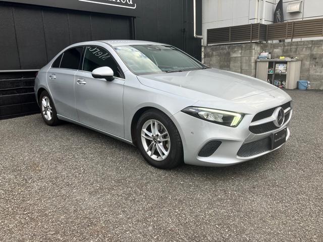 Aクラスセダン A200d セダン ディーゼルターボ 弊社社有車 ワイヤレスチャージング レーダーセーフティパッケージ パワーシート 禁煙車 スマートキー レーダーセーフティ パーキングアシスト 電動シート ナビTV ETC(4枚目)