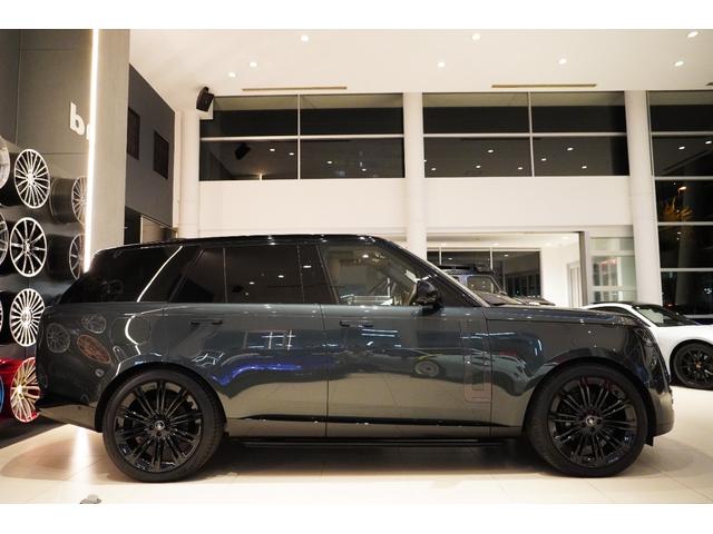 レンジローバー オートバイオグラフィーＤ３００スタンダードホイルベス　コントラストルーフ（ブラック）　シャドーエクステリアパック　２３インチＯＰアルミ　２４ウェイ電動フロントシート＆リアエグゼクティブクラスコンフォートシート　テールゲートイベントスイート　電動ステップ（8枚目）