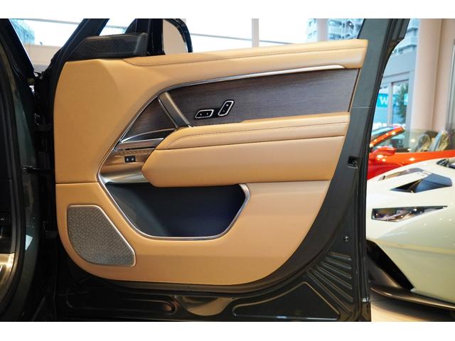 レンジローバー オートバイオグラフィーＤ３００スタンダードホイルベス　コントラストルーフ（ブラック）　シャドーエクステリアパック　２３インチＯＰアルミ　２４ウェイ電動フロントシート＆リアエグゼクティブクラスコンフォートシート　テールゲートイベントスイート　電動ステップ（22枚目）