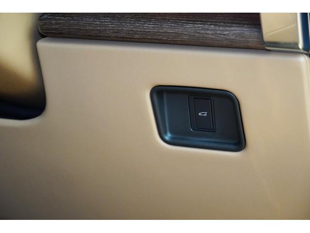 レンジローバー オートバイオグラフィーＤ３００スタンダードホイルベス　コントラストルーフ（ブラック）　シャドーエクステリアパック　２３インチＯＰアルミ　２４ウェイ電動フロントシート＆リアエグゼクティブクラスコンフォートシート　テールゲートイベントスイート　電動ステップ（55枚目）