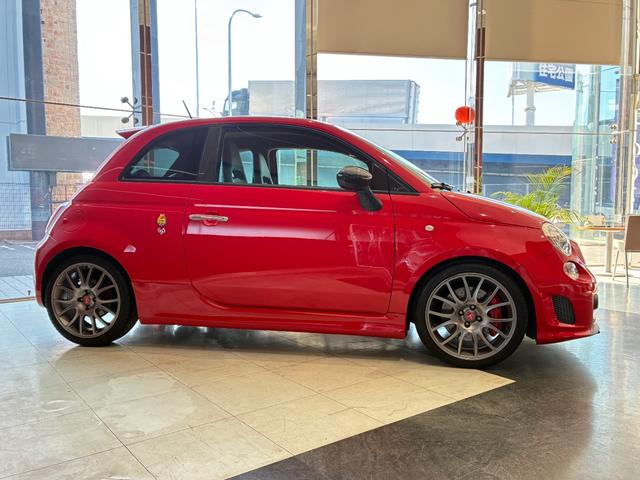 アバルト６９５ トリブートフェラーリ ベースグレード　正規ディーラー車　世界限定１６９６台　左Ｈ　Ｓａｂｅｌｔ製カーボンバケットシート　専用エクステリア　１７インチアロイ（5枚目）