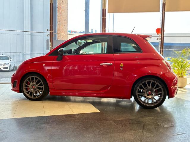 アバルト６９５ トリブートフェラーリ ベースグレード　正規ディーラー車　世界限定１６９６台　左Ｈ　Ｓａｂｅｌｔ製カーボンバケットシート　専用エクステリア　１７インチアロイ（6枚目）
