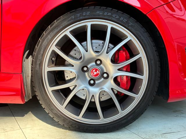 アバルト６９５ トリブートフェラーリ ベースグレード　正規ディーラー車　世界限定１６９６台　左Ｈ　Ｓａｂｅｌｔ製カーボンバケットシート　専用エクステリア　１７インチアロイ（11枚目）