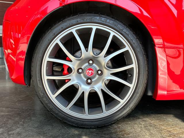 アバルト６９５ トリブートフェラーリ ベースグレード　正規ディーラー車　世界限定１６９６台　左Ｈ　Ｓａｂｅｌｔ製カーボンバケットシート　専用エクステリア　１７インチアロイ（12枚目）
