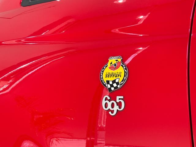 アバルト６９５ トリブートフェラーリ ベースグレード　正規ディーラー車　世界限定１６９６台　左Ｈ　Ｓａｂｅｌｔ製カーボンバケットシート　専用エクステリア　１７インチアロイ（17枚目）