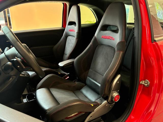 アバルト６９５ トリブートフェラーリ ベースグレード　正規ディーラー車　世界限定１６９６台　左Ｈ　Ｓａｂｅｌｔ製カーボンバケットシート　専用エクステリア　１７インチアロイ（19枚目）