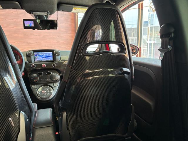 アバルト６９５ トリブートフェラーリ ベースグレード　正規ディーラー車　世界限定１６９６台　左Ｈ　Ｓａｂｅｌｔ製カーボンバケットシート　専用エクステリア　１７インチアロイ（21枚目）