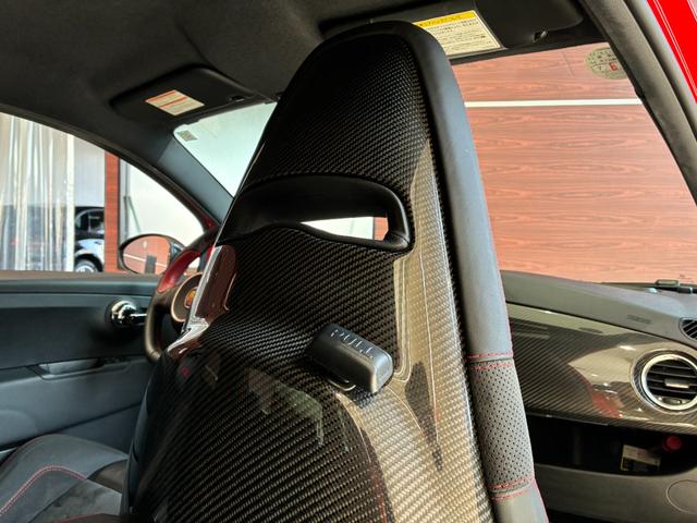 アバルト６９５ トリブートフェラーリ ベースグレード　正規ディーラー車　世界限定１６９６台　左Ｈ　Ｓａｂｅｌｔ製カーボンバケットシート　専用エクステリア　１７インチアロイ（22枚目）