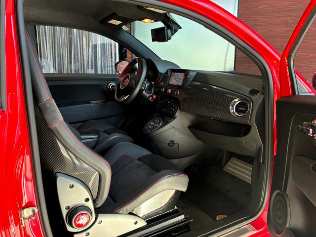 アバルト６９５ トリブートフェラーリ ベースグレード　正規ディーラー車　世界限定１６９６台　左Ｈ　Ｓａｂｅｌｔ製カーボンバケットシート　専用エクステリア　１７インチアロイ（23枚目）