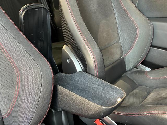 アバルト６９５ トリブートフェラーリ ベースグレード　正規ディーラー車　世界限定１６９６台　左Ｈ　Ｓａｂｅｌｔ製カーボンバケットシート　専用エクステリア　１７インチアロイ（26枚目）