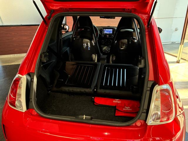 アバルト６９５ トリブートフェラーリ ベースグレード　正規ディーラー車　世界限定１６９６台　左Ｈ　Ｓａｂｅｌｔ製カーボンバケットシート　専用エクステリア　１７インチアロイ（31枚目）