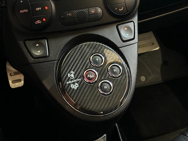 アバルト６９５ トリブートフェラーリ ベースグレード　正規ディーラー車　世界限定１６９６台　左Ｈ　Ｓａｂｅｌｔ製カーボンバケットシート　専用エクステリア　１７インチアロイ（42枚目）