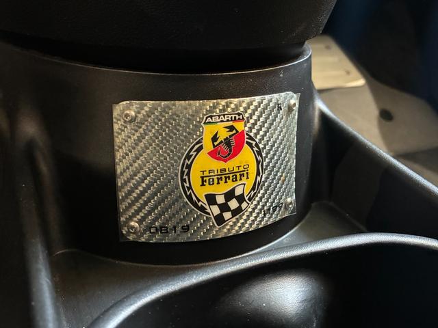 アバルト６９５ トリブートフェラーリ ベースグレード　正規ディーラー車　世界限定１６９６台　左Ｈ　Ｓａｂｅｌｔ製カーボンバケットシート　専用エクステリア　１７インチアロイ（43枚目）