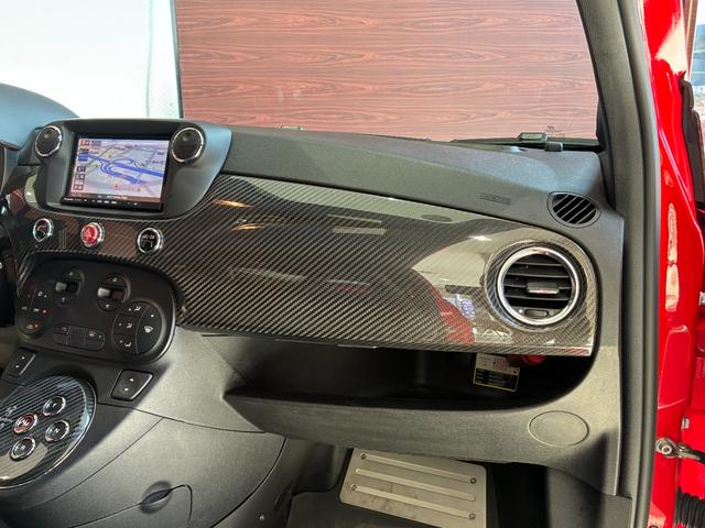 アバルト６９５ トリブートフェラーリ ベースグレード　正規ディーラー車　世界限定１６９６台　左Ｈ　Ｓａｂｅｌｔ製カーボンバケットシート　専用エクステリア　１７インチアロイ（44枚目）