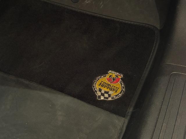 アバルト６９５ トリブートフェラーリ ベースグレード　正規ディーラー車　世界限定１６９６台　左Ｈ　Ｓａｂｅｌｔ製カーボンバケットシート　専用エクステリア　１７インチアロイ（50枚目）