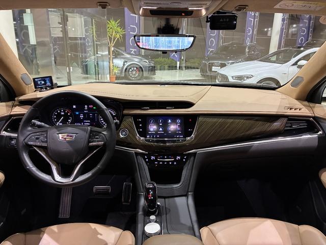 キャデラックＸＴ６ プラチナム　新車保証継承　パノラマサンルーフ　ＣａｒＰｌａｙ　シートヒーター／ベンチレーション　ベージュ内装　ＨＵＤ　パワーバックドア（2枚目）