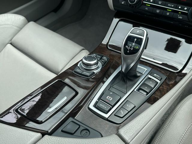 ５シリーズ ５３５ｉ　Ｍスポーツパッケージ　Ｎ５５直６ターボ／本革シート／ガラスサンルーフ／レムス４本出しマフラー／Ｂカメラ／カーボン調フロントリップ／１９インチアルミ／シートヒーター／コンフォートアクセス／純正ナビ／地デジ（39枚目）
