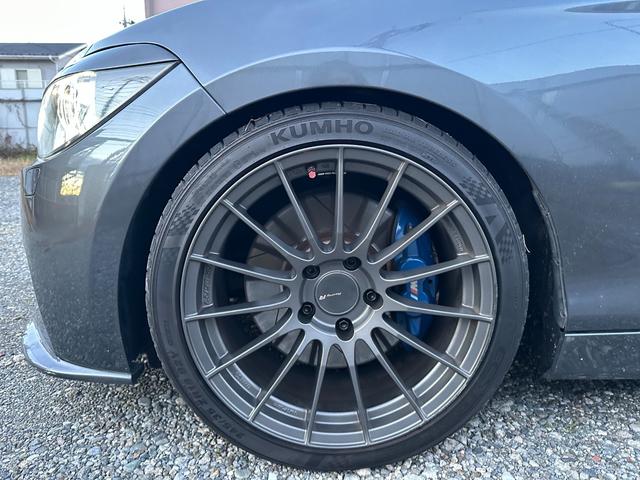 1シリーズ M135i N55型直6ターボ/可変4本出しマフラー/エンケイ18インチAW/車高調/社外ステアリング/社外インテーク/FTPチャージパイプ/地デジ/社外スリットローター/カーボン調パネル/社外メーター(12枚目)