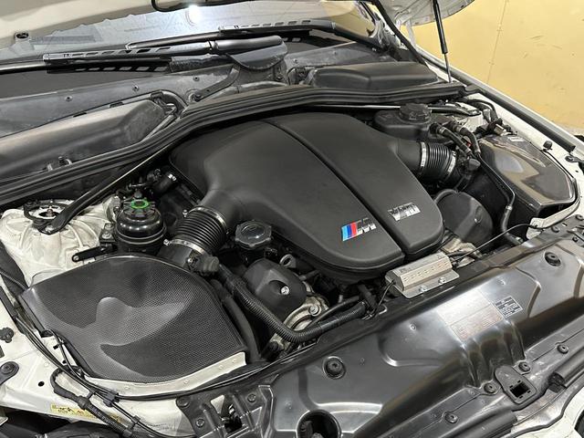 Ｍ５　Ｖ１０エンジン／７速ＳＭＧ／カーヴェー車高調／可変４本出しマフラー／ガラスサンルーフ／黒本革シート／ヘッドアップディスプレイ／パドルシフト／クルーズコントロール／コーナーセンサー／１９インチＡＷ(43枚目)