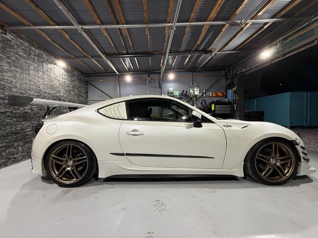 ８６ ＧＴ　全国１年保証／６ＭＴ／ＴＲＤエアロ／ＡＤＶＡＮ１８インチ／パンデムＧＴウィング／柿本改マフラー／車高調／社外ボンネット／社外ステアリング／社外テール／ＳＤナビ／Ｂｌｕｅｔｏｏｔｈ／バックカメラ／ＥＴＣ（18枚目）