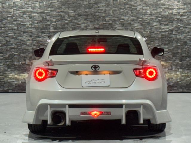 ８６ ＧＴリミテッド　全国１年走行無制限保証／フルエアロ／リアスポイラー／ＥＸＰＲＥＭＥ　チタンマフラー／１７インチアルミ／ハーフレザー／シートヒーター／ディスプレイオーディオ／Ｂｌｕｅｔｏｏｔｈ／バックカメラ／ＥＴＣ／（5枚目）