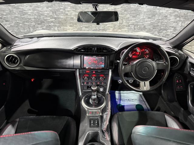 ８６ ＧＴリミテッド　全国１年走行無制限保証／フルエアロ／リアスポイラー／ＥＸＰＲＥＭＥ　チタンマフラー／１７インチアルミ／ハーフレザー／シートヒーター／ディスプレイオーディオ／Ｂｌｕｅｔｏｏｔｈ／バックカメラ／ＥＴＣ／（6枚目）
