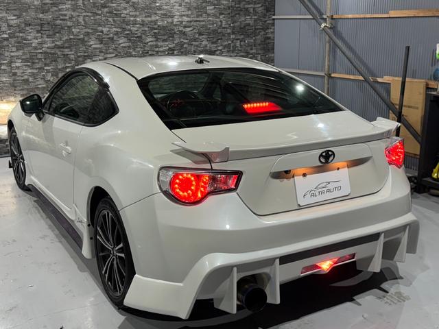 ８６ ＧＴリミテッド　全国１年走行無制限保証／フルエアロ／リアスポイラー／ＥＸＰＲＥＭＥ　チタンマフラー／１７インチアルミ／ハーフレザー／シートヒーター／ディスプレイオーディオ／Ｂｌｕｅｔｏｏｔｈ／バックカメラ／ＥＴＣ／（22枚目）