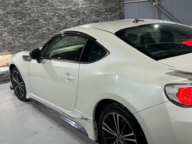 ８６ ＧＴリミテッド　全国１年走行無制限保証／フルエアロ／リアスポイラー／ＥＸＰＲＥＭＥ　チタンマフラー／１７インチアルミ／ハーフレザー／シートヒーター／ディスプレイオーディオ／Ｂｌｕｅｔｏｏｔｈ／バックカメラ／ＥＴＣ／（24枚目）
