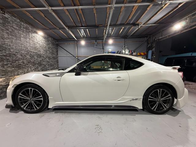 ８６ ＧＴリミテッド　全国１年走行無制限保証／フルエアロ／リアスポイラー／ＥＸＰＲＥＭＥ　チタンマフラー／１７インチアルミ／ハーフレザー／シートヒーター／ディスプレイオーディオ／Ｂｌｕｅｔｏｏｔｈ／バックカメラ／ＥＴＣ／（25枚目）