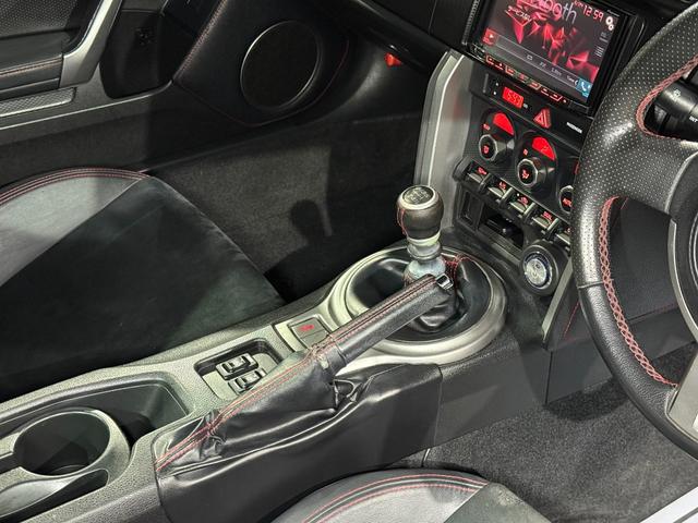 ８６ ＧＴリミテッド　全国１年走行無制限保証／フルエアロ／リアスポイラー／ＥＸＰＲＥＭＥ　チタンマフラー／１７インチアルミ／ハーフレザー／シートヒーター／ディスプレイオーディオ／Ｂｌｕｅｔｏｏｔｈ／バックカメラ／ＥＴＣ／（30枚目）