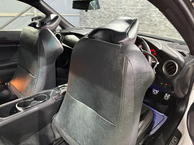 ８６ ＧＴリミテッド　全国１年走行無制限保証／フルエアロ／リアスポイラー／ＥＸＰＲＥＭＥ　チタンマフラー／１７インチアルミ／ハーフレザー／シートヒーター／ディスプレイオーディオ／Ｂｌｕｅｔｏｏｔｈ／バックカメラ／ＥＴＣ／（42枚目）