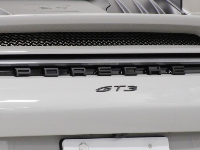 ９１１ ９１１ＧＴ３　ＰＣＣＢ　サテンブラックホイール　フロントアクスルリフト　カーボンインテリアパッケージ　クラブスポーツパッケージ　フルバケットシート　Ｅｘｃｌｕｓｉｖｅテール　スポーツエグゾースト　新車保証継承（69枚目）