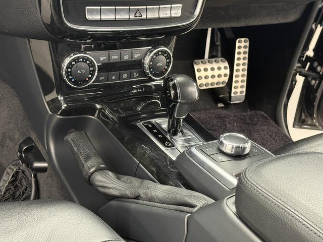 Ｇクラス Ｇ３５０ｄ　ラグジュアリーＰＫＧ　後期型　ＳＲ　黒革　全席シートヒーター　純ＨＤＤナビ　地デジ　ｈａｒｍａｎ／ｋａｒｄｏｎサウンド　バックカメラ　パークトロニックセンサー　ディストロニックプラス＆ブラインドスポット　ＡＭＧ２０インチＡＷ　禁煙（10枚目）