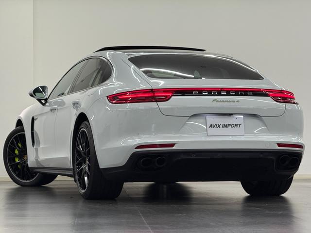 パナメーラ ４　Ｅ－ハイブリッド　スポーツクロノＰＫＧ　パノラミックＲ　茶革　１４ＷａｙＰシート　Ｓヒーター＆クーラー　ＰＣＭ　Ｂカメラ＆ＰＡＳ　ＬＫＡ　マトリックスＬＥＤ　コンフォートＡ　バーチャルペダルＧ　ＰＡＳＭエアサス　スポエグ　黄緑キャリパー　純正２１ＡＷ　禁煙（2枚目）