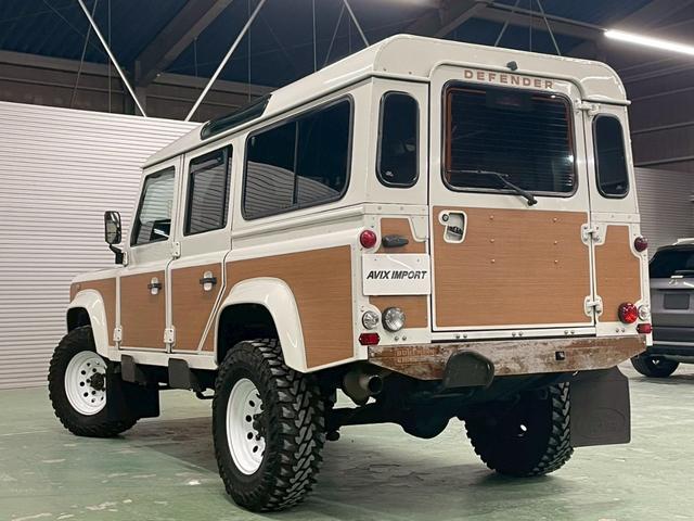 ディフェンダー 110SW 右H 正規ディーラー車 EXウッドデカール BRIDEセミバケットシート Sヒーター AC 社外ディスプレイオーディオ Pioneerスピーカー バックカメラ Pウィンドウ ウッド調フロア 乗降ステップ 社外サス 16インチW NOX/PM適合(2枚目)