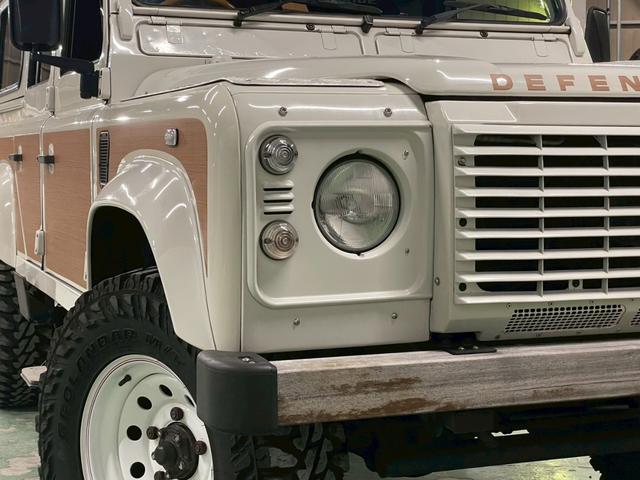 ディフェンダー 110SW 右H 正規ディーラー車 EXウッドデカール BRIDEセミバケットシート Sヒーター AC 社外ディスプレイオーディオ Pioneerスピーカー バックカメラ Pウィンドウ ウッド調フロア 乗降ステップ 社外サス 16インチW NOX/PM適合(3枚目)