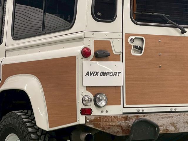 ディフェンダー 110SW 右H 正規ディーラー車 EXウッドデカール BRIDEセミバケットシート Sヒーター AC 社外ディスプレイオーディオ Pioneerスピーカー バックカメラ Pウィンドウ ウッド調フロア 乗降ステップ 社外サス 16インチW NOX/PM適合(4枚目)