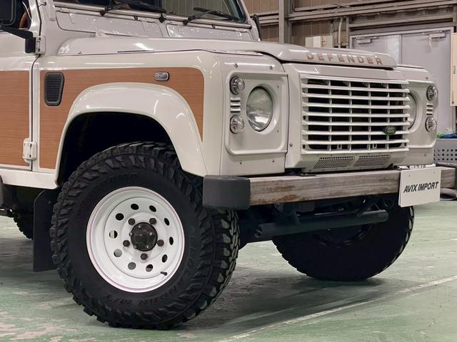 ディフェンダー 110SW 右H 正規ディーラー車 EXウッドデカール BRIDEセミバケットシート Sヒーター AC 社外ディスプレイオーディオ Pioneerスピーカー バックカメラ Pウィンドウ ウッド調フロア 乗降ステップ 社外サス 16インチW NOX/PM適合(5枚目)