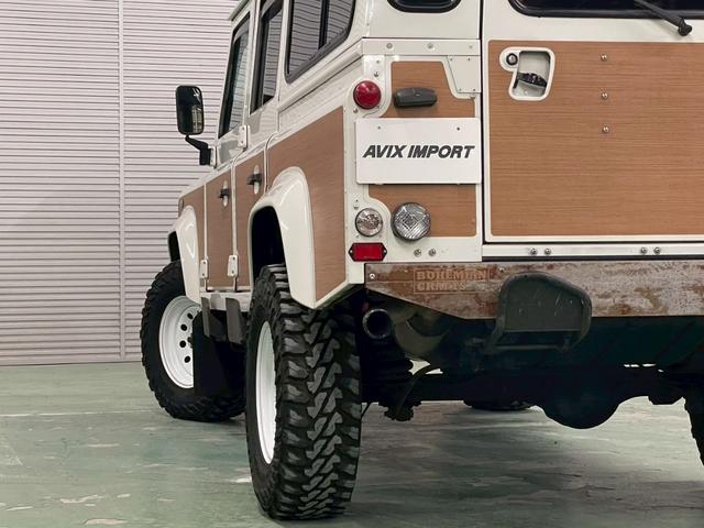 ディフェンダー 110SW 右H 正規ディーラー車 EXウッドデカール BRIDEセミバケットシート Sヒーター AC 社外ディスプレイオーディオ Pioneerスピーカー バックカメラ Pウィンドウ ウッド調フロア 乗降ステップ 社外サス 16インチW NOX/PM適合(8枚目)