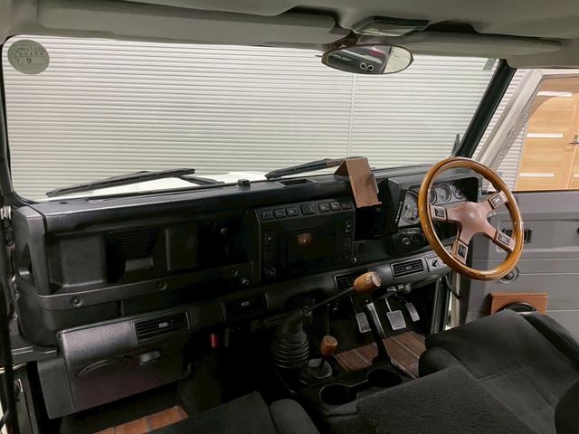 ディフェンダー 110SW 右H 正規ディーラー車 EXウッドデカール BRIDEセミバケットシート Sヒーター AC 社外ディスプレイオーディオ Pioneerスピーカー バックカメラ Pウィンドウ ウッド調フロア 乗降ステップ 社外サス 16インチW NOX/PM適合(9枚目)