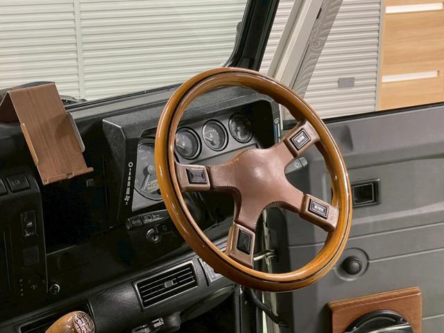 ディフェンダー 110SW 右H 正規ディーラー車 EXウッドデカール BRIDEセミバケットシート Sヒーター AC 社外ディスプレイオーディオ Pioneerスピーカー バックカメラ Pウィンドウ ウッド調フロア 乗降ステップ 社外サス 16インチW NOX/PM適合(10枚目)