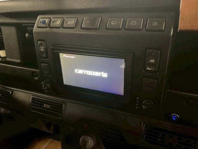 ディフェンダー 110SW 右H 正規ディーラー車 EXウッドデカール BRIDEセミバケットシート Sヒーター AC 社外ディスプレイオーディオ Pioneerスピーカー バックカメラ Pウィンドウ ウッド調フロア 乗降ステップ 社外サス 16インチW NOX/PM適合(11枚目)